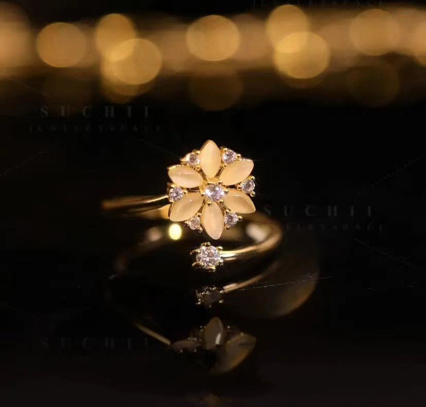 AMBASADOR Rotating Flower Accent Ring