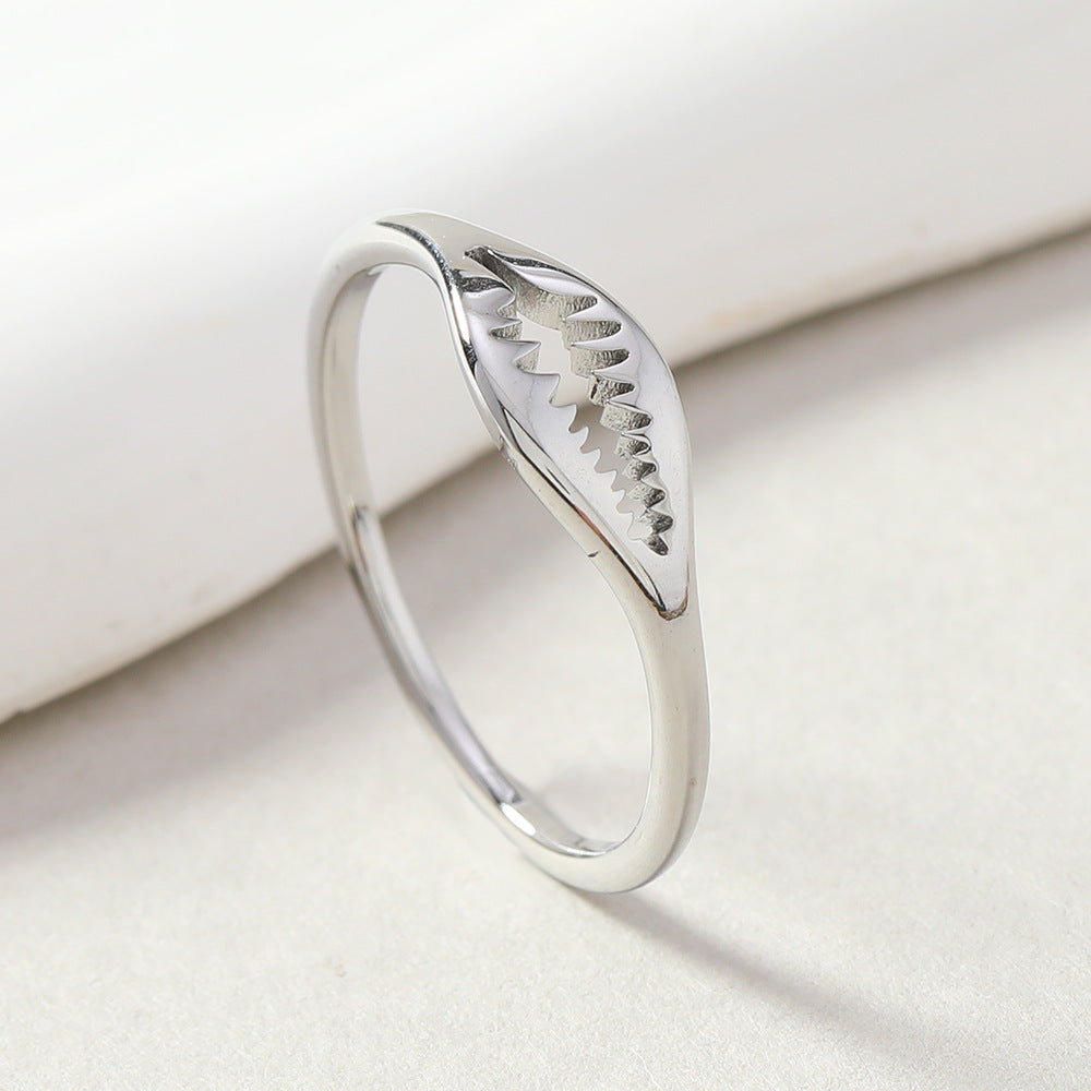 AMBASADOR Leaf-detail cutout ring